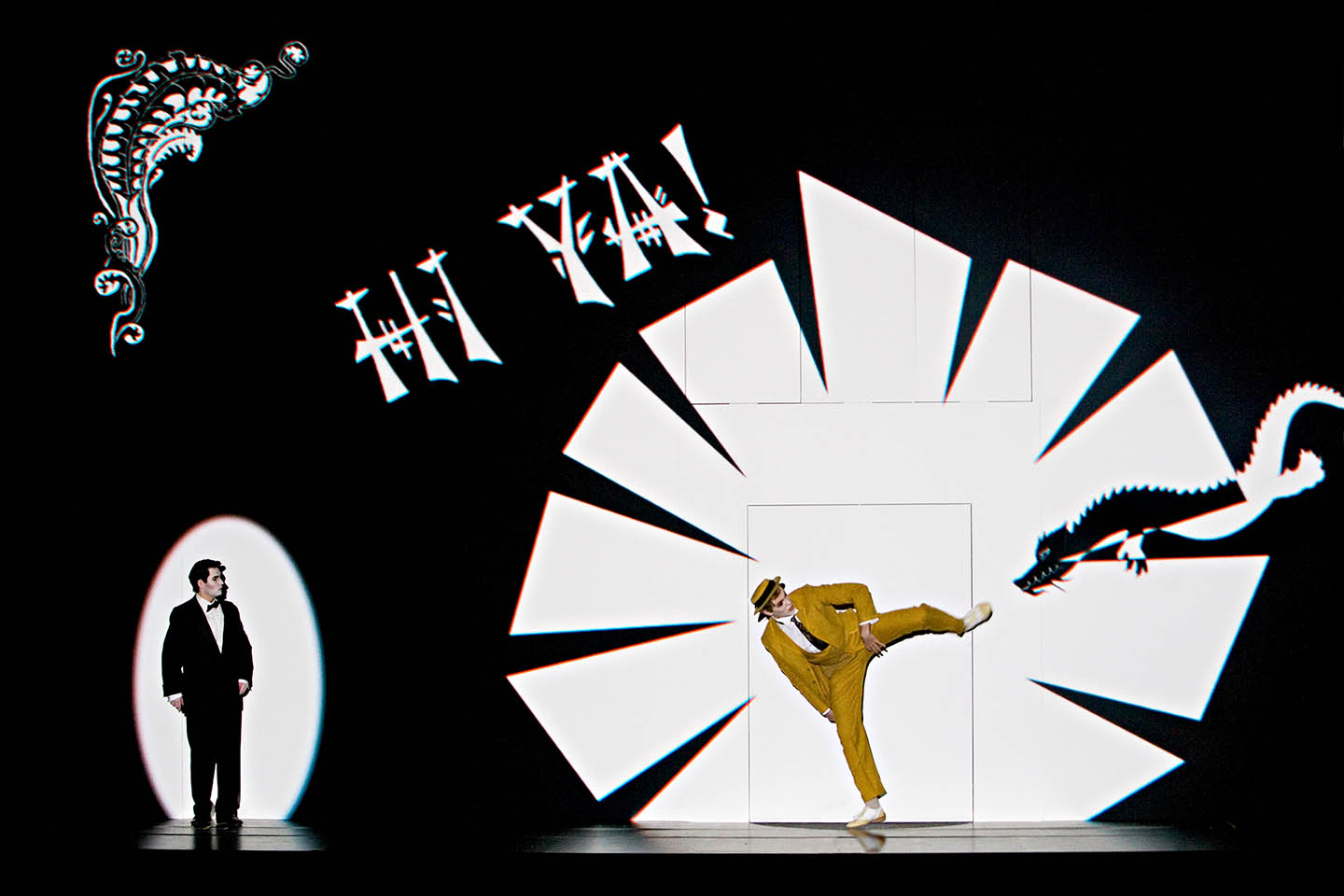 Akt 1, Szene 2 "Hi Ya!" mit Peter Sonn (als Tamino) und Dominik Koeninger (als Papageno), DIE ZAUBERFLÖTE Komische Oper Berlin, Foto: Iko Freese/drama-berlin.de