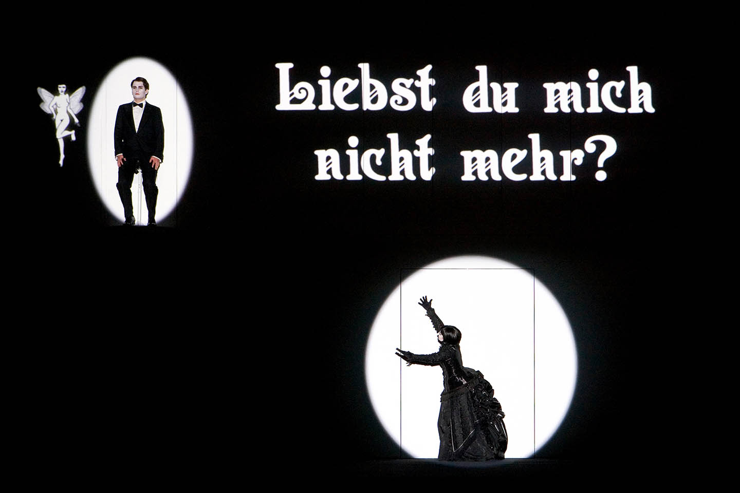 Akt 2, Szene 18 "Liebst du mich nicht mehr?" mit Peter Sonn (als Tamino) und Maureen McKay (als Pamina), DIE ZAUBERFLÖTE Komische Oper Berlin, Foto: Iko Freese/drama-berlin.de