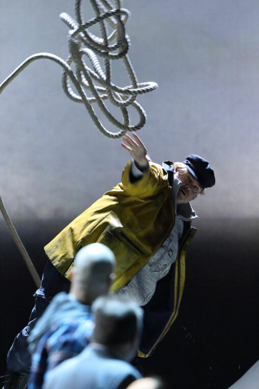 Szene aus Peter Grimes, Bayerische Staatsoper München, Regie: Stefan Herheim, Kostüme: Esther Bialas, Foto: W.Hoesl